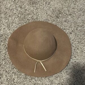 🌼 Elegant Tan Wide-Brim Hat